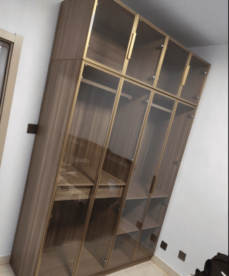 أثاث مودرن بتفصيل حسب الطلب من هومـي – خزائن مودرن- غرفة نوم فندقية